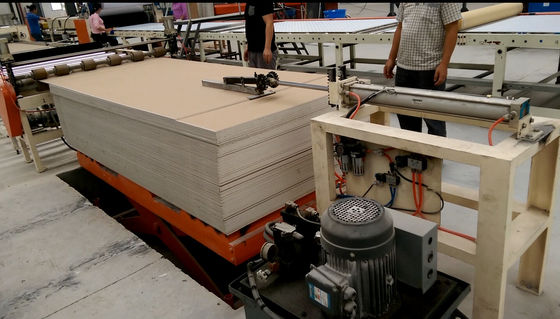 قیمت خوب Push - نوع تغذیه هیئت مدیره PVC ورقه گچ لمینیت ماشین PLC سیستم آنلاین